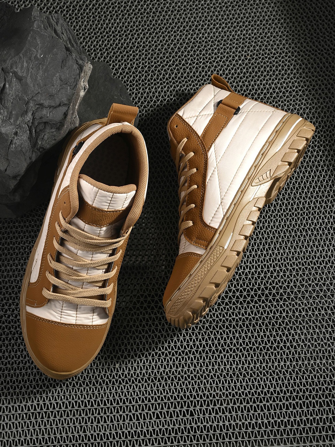 

BUCIK Men Colourblocked Comfort Insole Moisture Wicking Mid-Top Sneakers, Beige