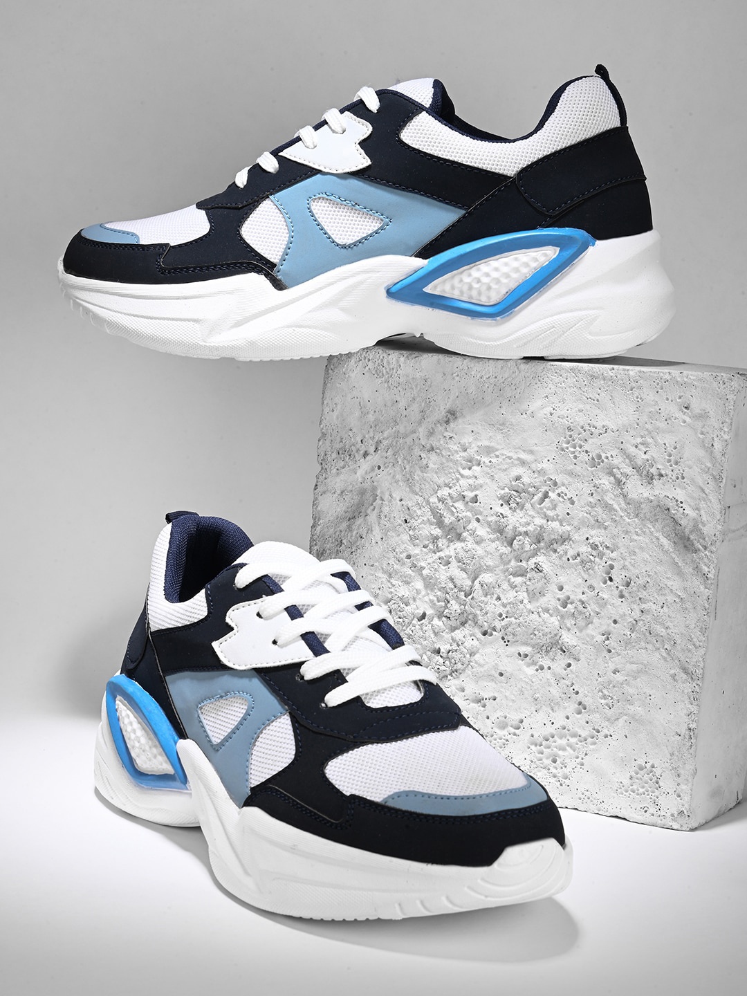 

The Roadster Lifestyle Co. Men White & Blue Colourblocked Lightweight Sneakers