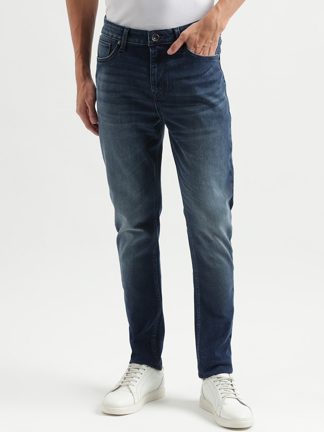 United Colors of Benetton Men Carrot Fit Mid Rise Heavy Fade Jeans, Blue