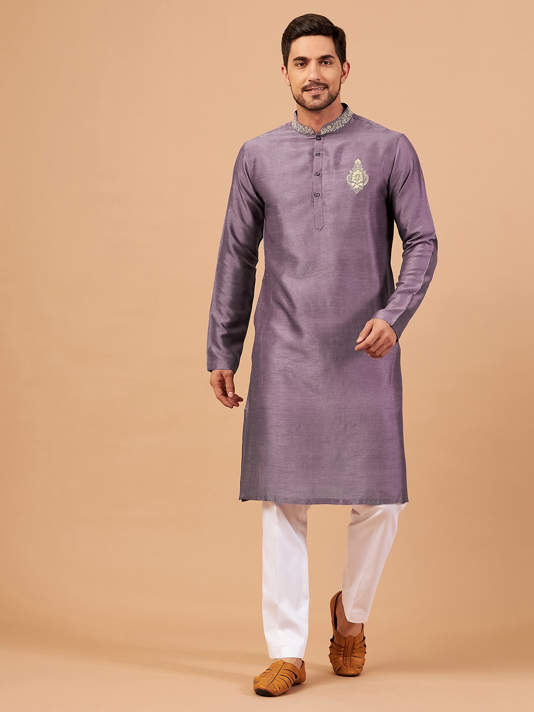 

HILO DESIGN Embroidered Mandarin Collar Kurta With Pyjamas, Purple