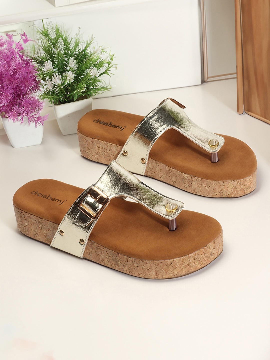 

DressBerry Gold-Toned Open Toe Flatform Heels