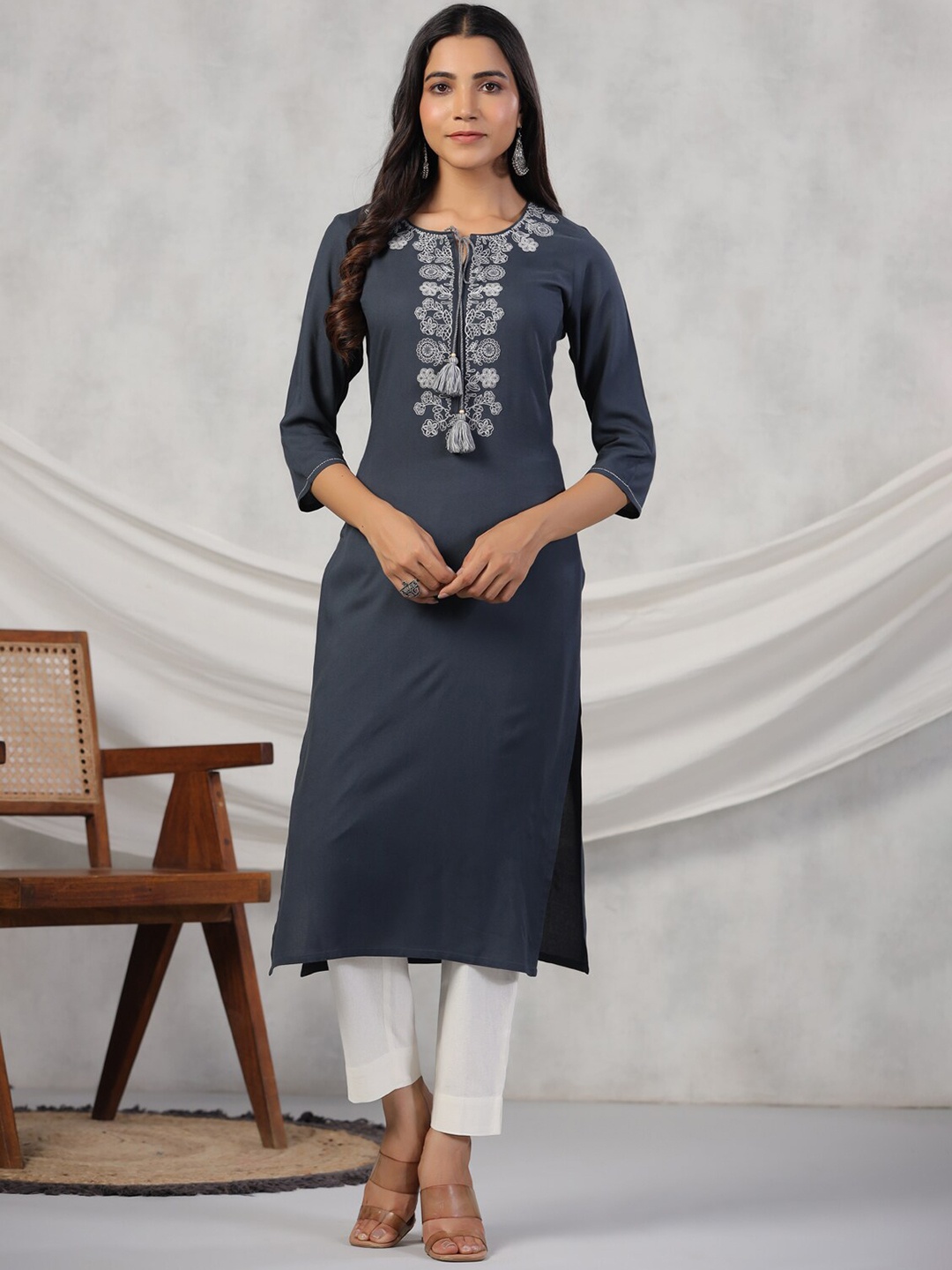 

PIROH Floral Yoke Design Tie-Up Neck Thread Work Kurta, Grey