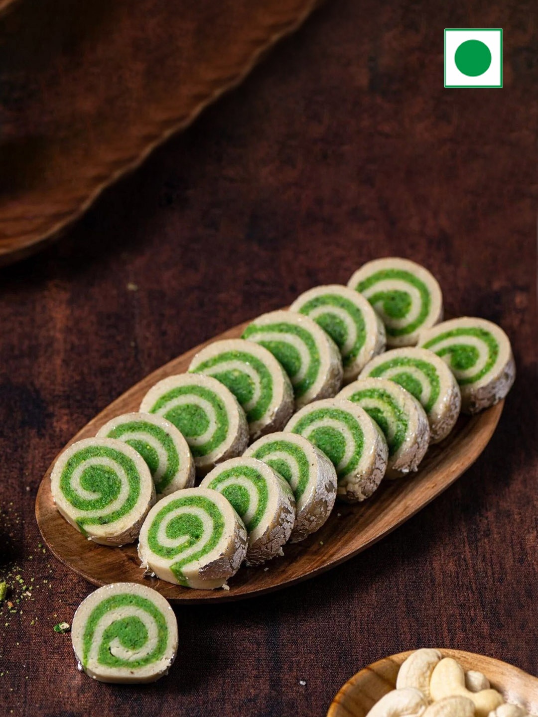 

The Baklava Box Pistachio Cashew Roll Sweets 500 g, Blue