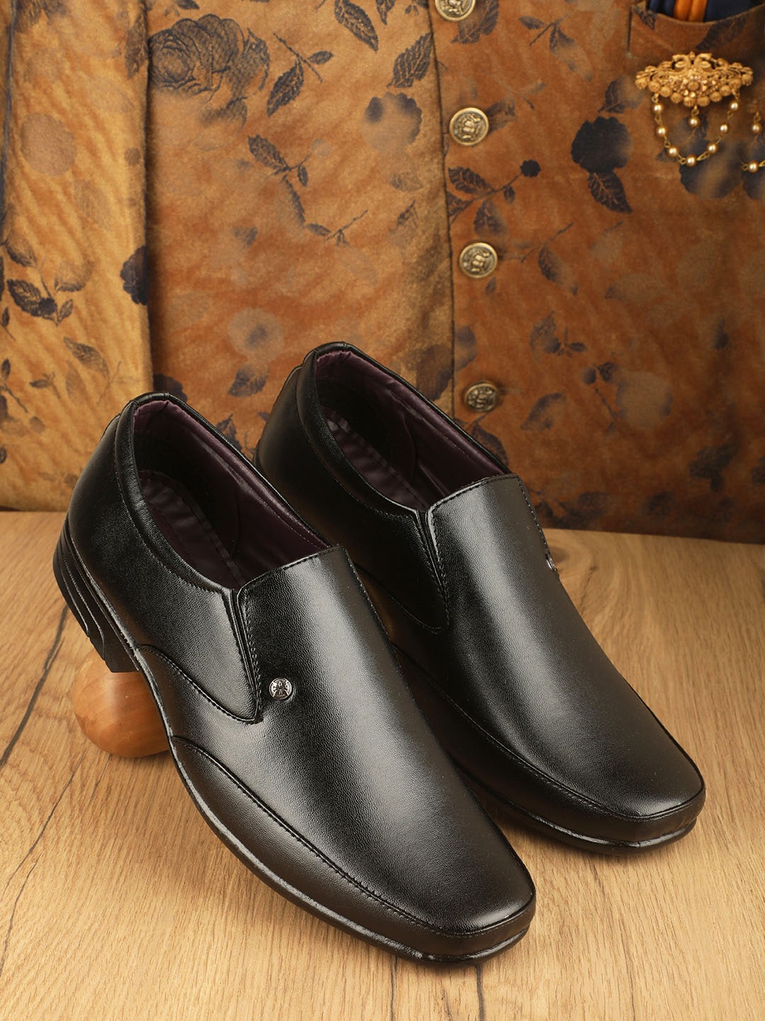 

Provogue Men Textured Formal Slip-On Shoes, Black