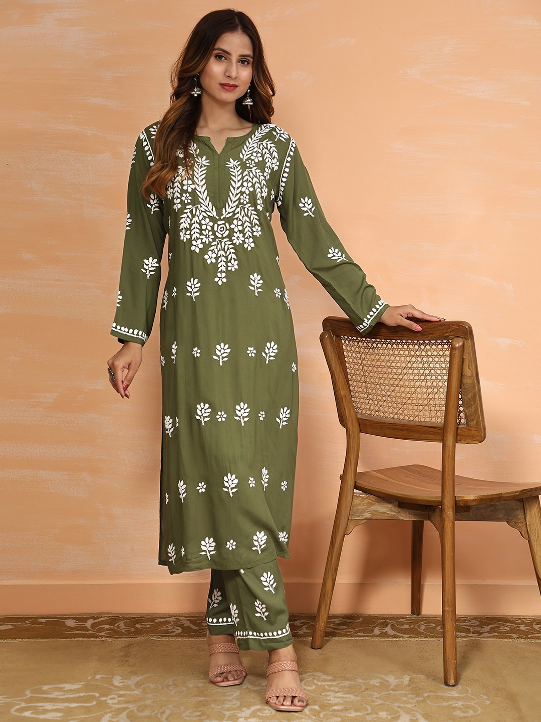 

HOUSE OF KARI Floral Embroidered Pure Cotton Straight Kurta, Green