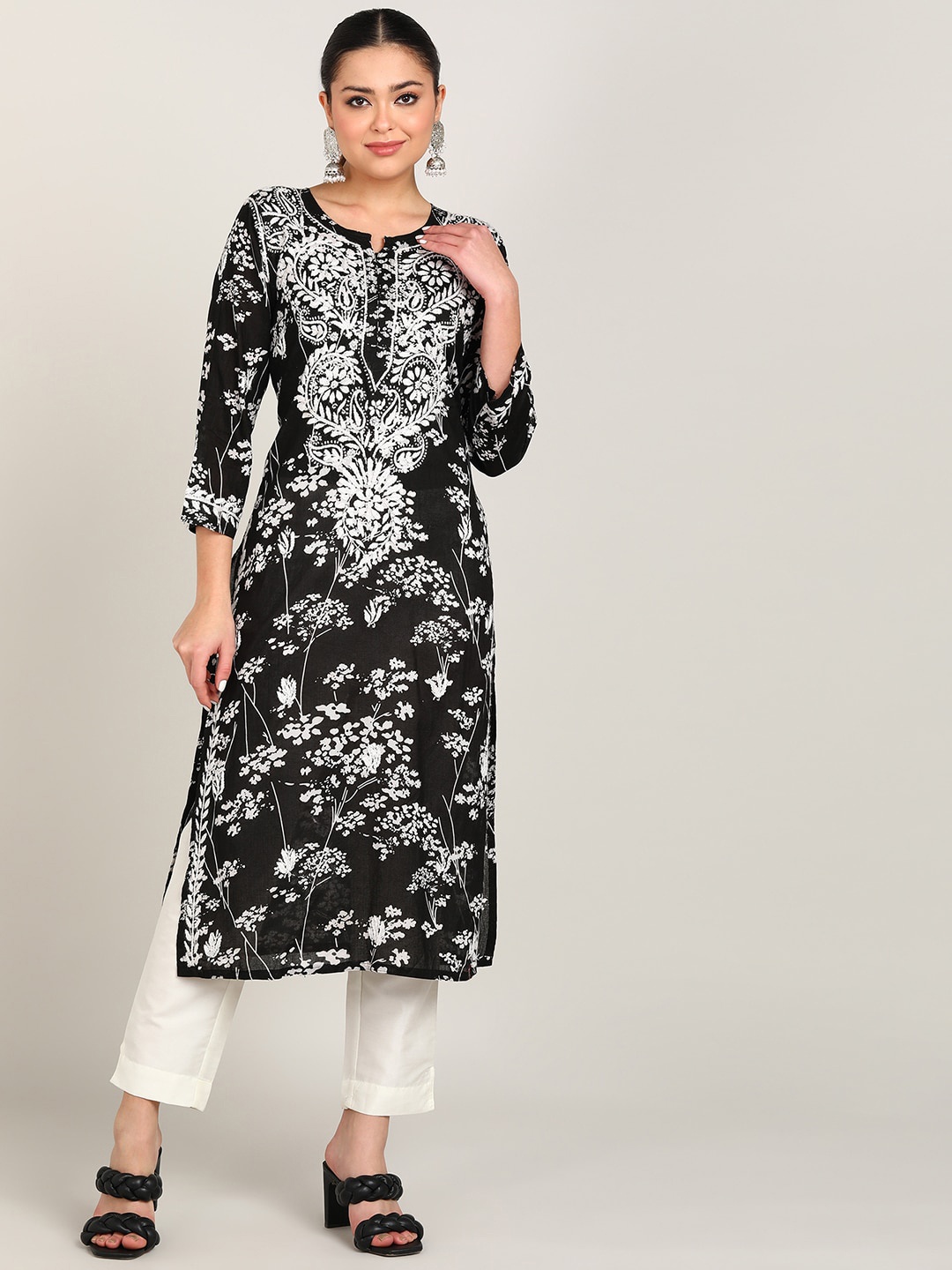 

VAHSON Floral Embroidered Chikankari Cotton Kurta, Black
