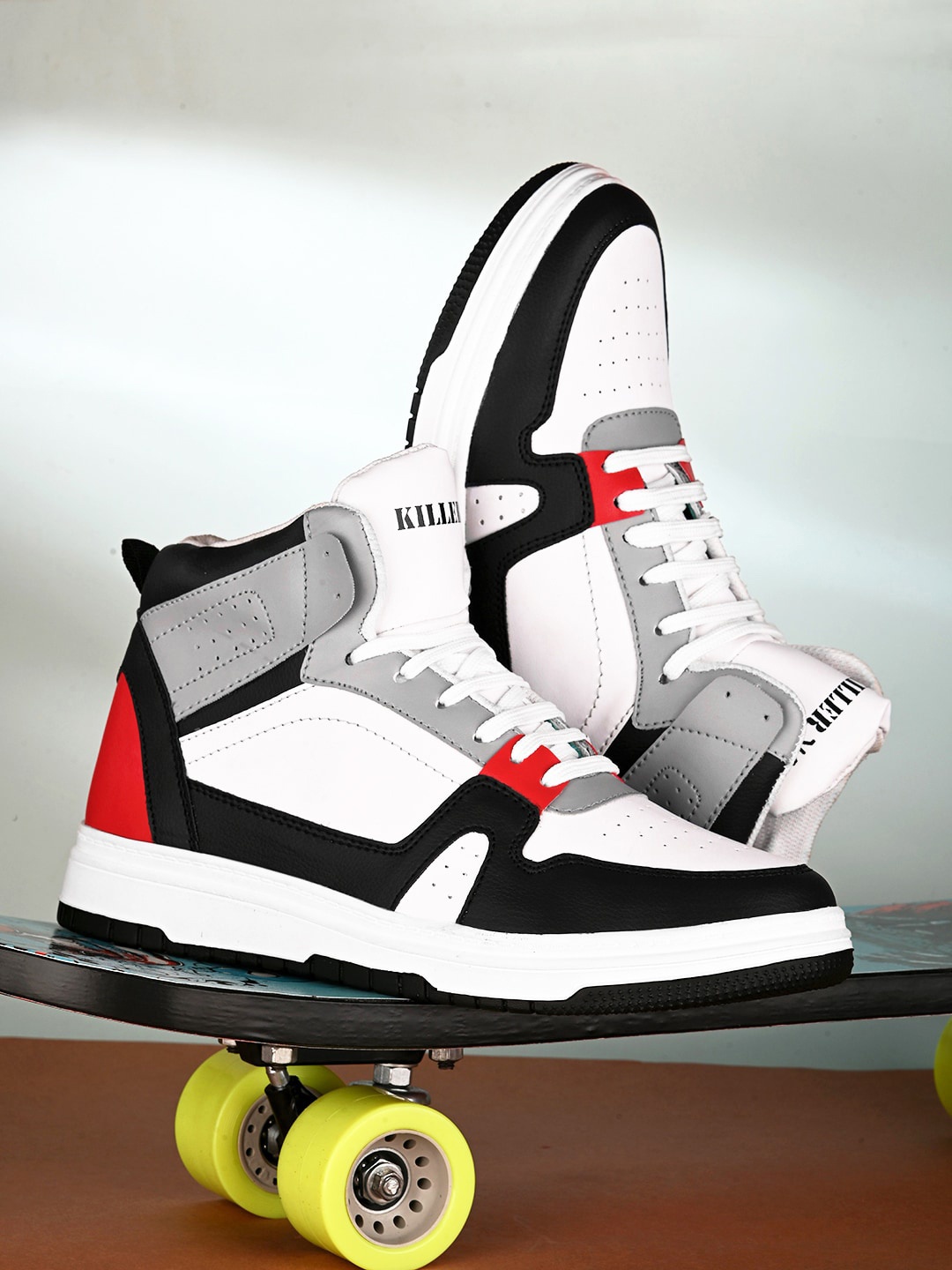 

Killer Men Colourblocked Lightweight Sneakers, White