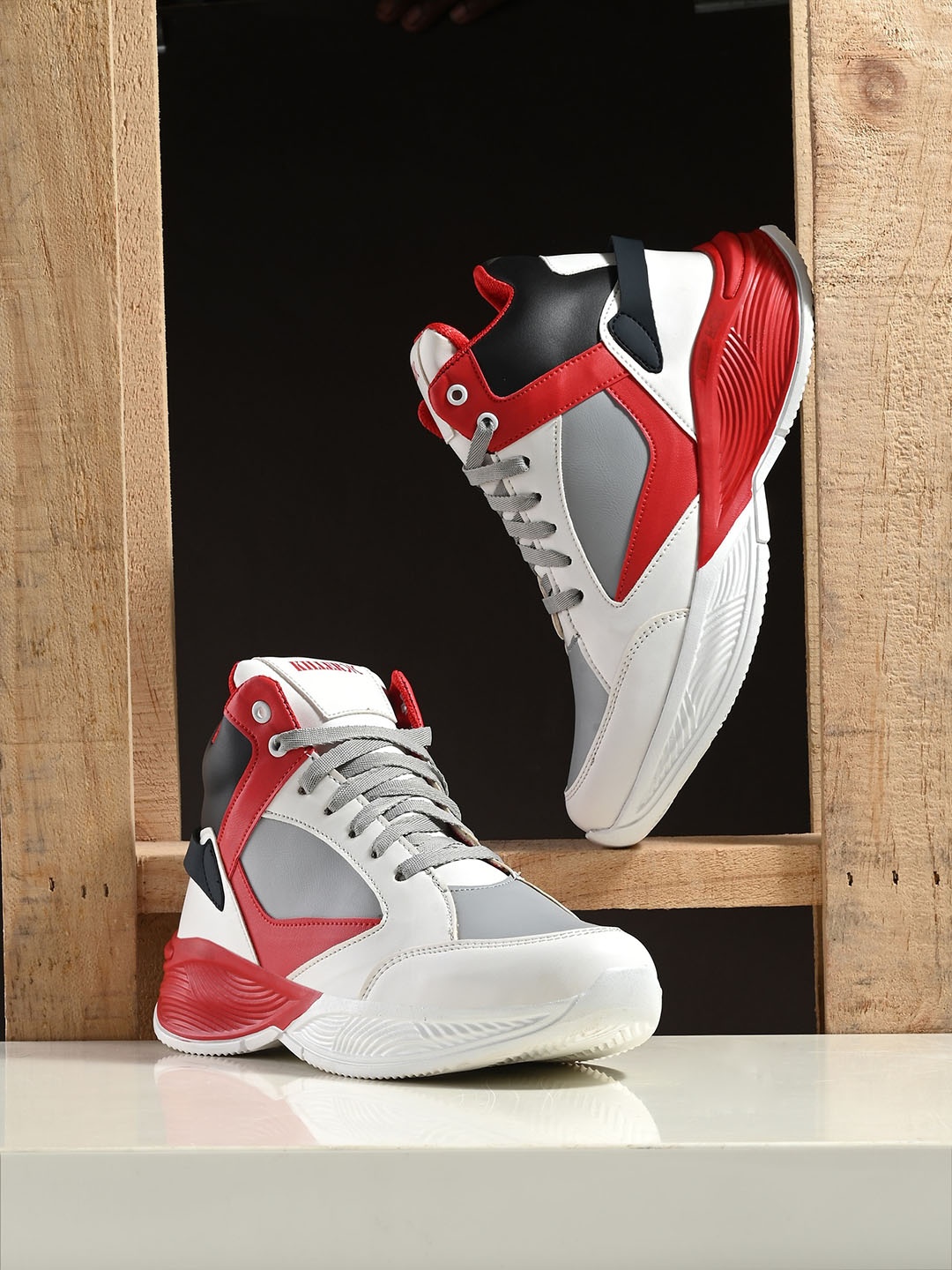 

Killer Men Colourblocked Lightweight Sneakers, White