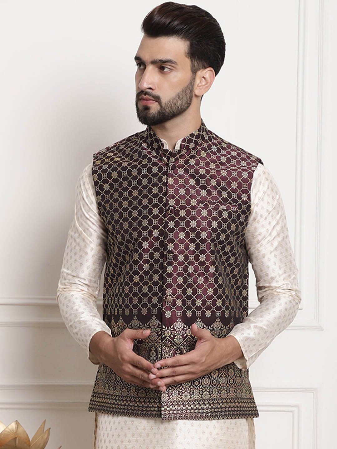 

SOJANYA Men Embroidered Mandarin Collar Nehru Jacket, Purple