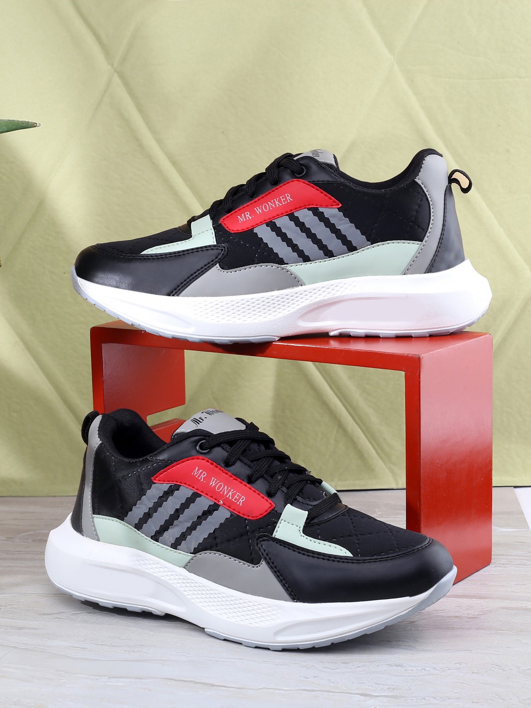 

mr.wonker Men Infinity 2 Colourblocked Sneakers, Black