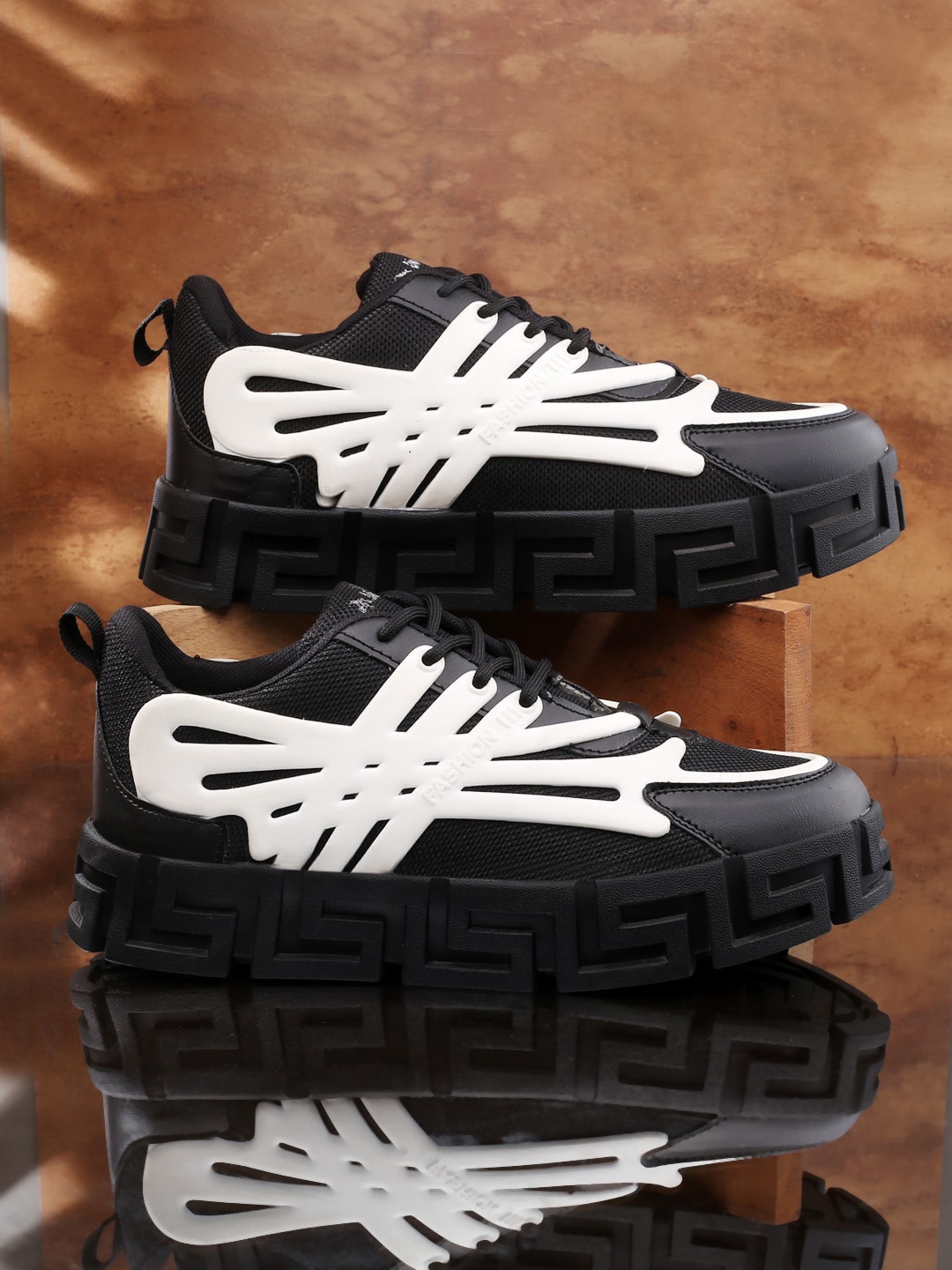 

mr.wonker Men Dure Bolt 1 Colourblocked Sneakers, Black