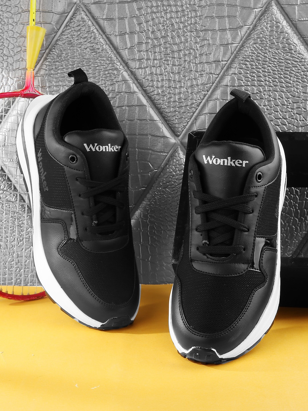 

mr.wonker Men Textured Contrast Sole Sneakers, Black