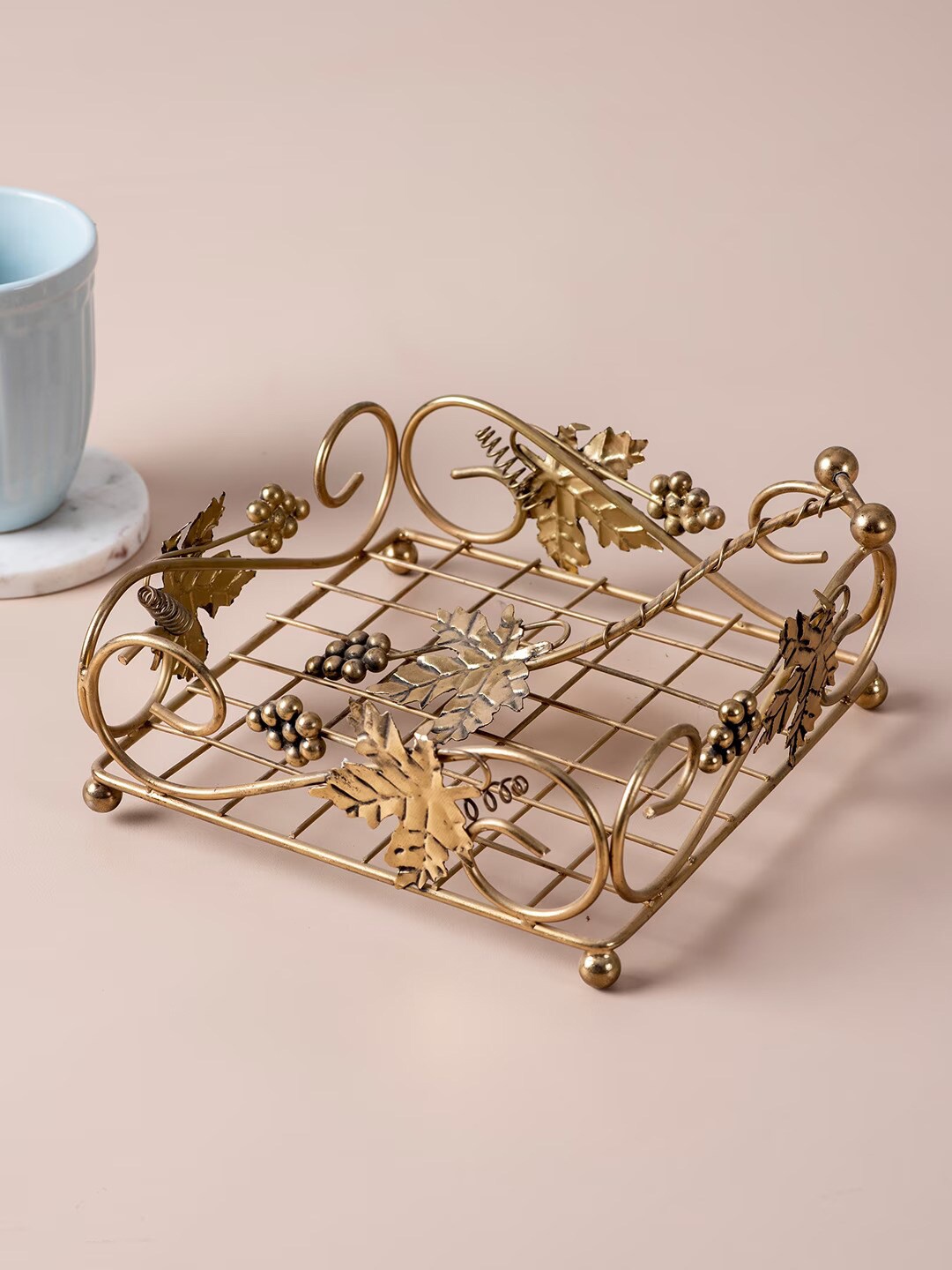 

nestroots Gold Toned Textured Tissue Holder