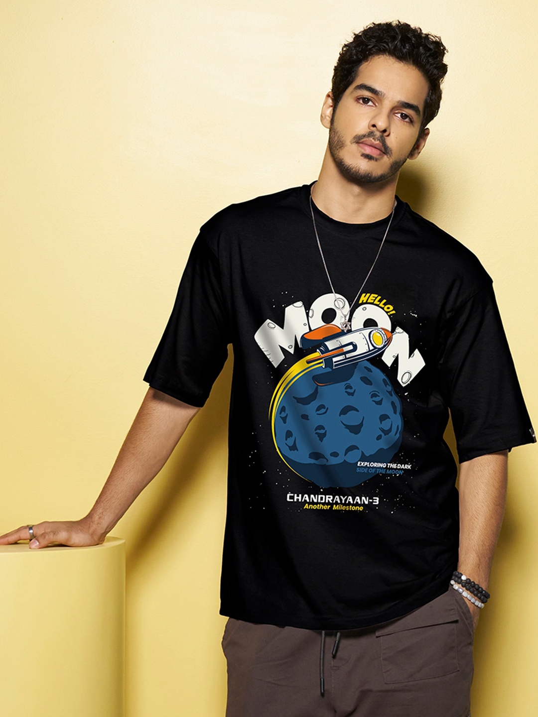 

Bewakoof Chandrayaan 3 Hello Moon Graphic Printed Oversized T-shirt, Black