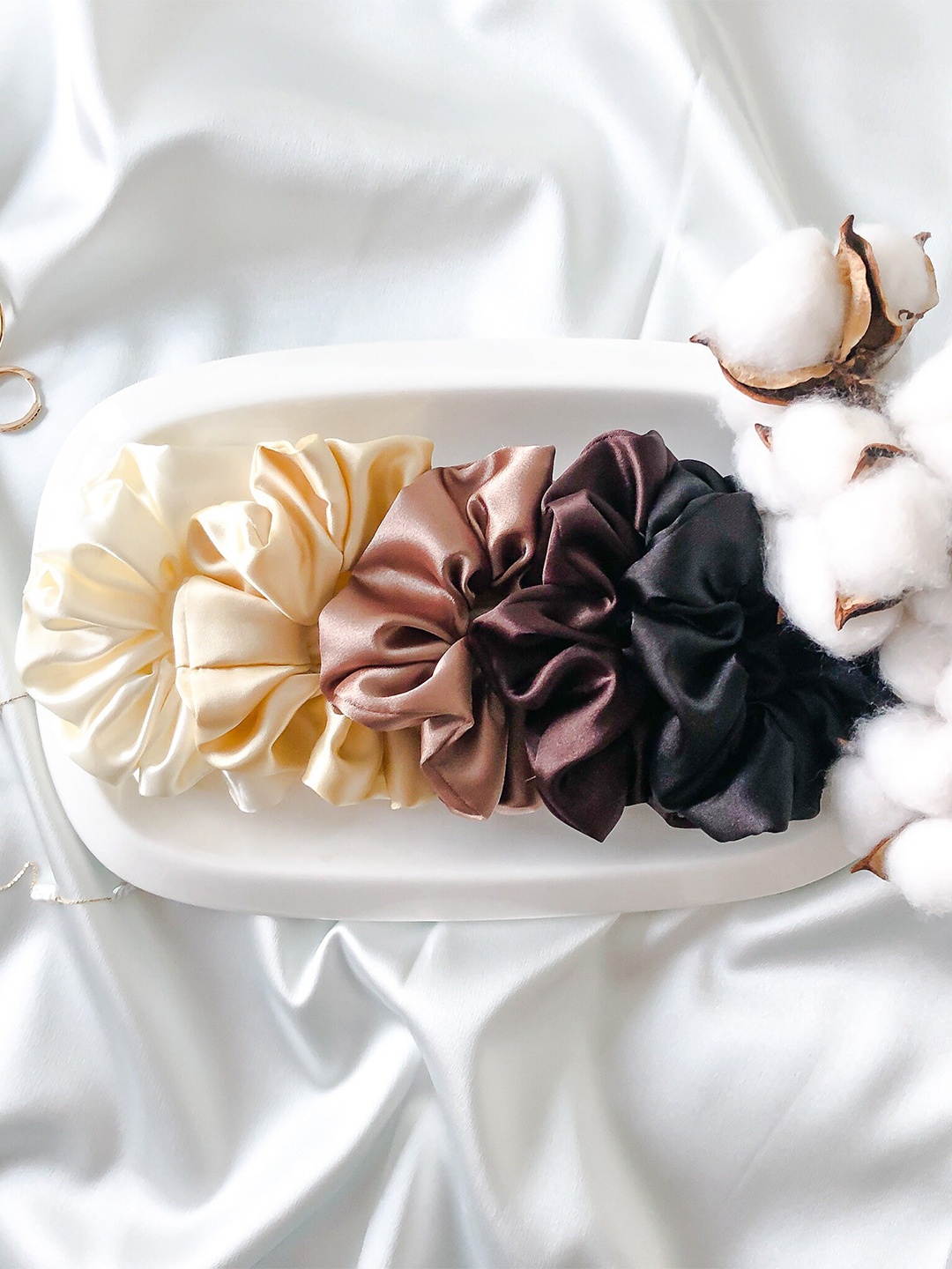 

VAGHBHATT Women Set of 4 Ponytail Holders, Cream