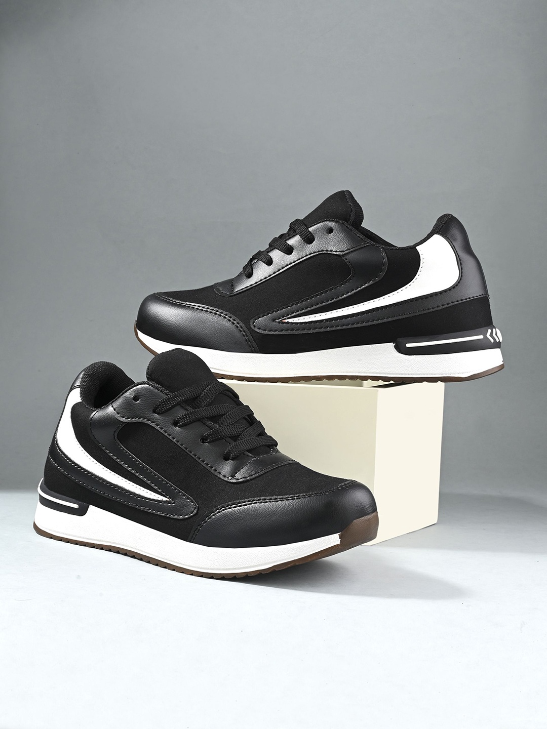 

The Roadster Lifestyle Co. Women Black & White Colourblocked Lightweight Sneakers