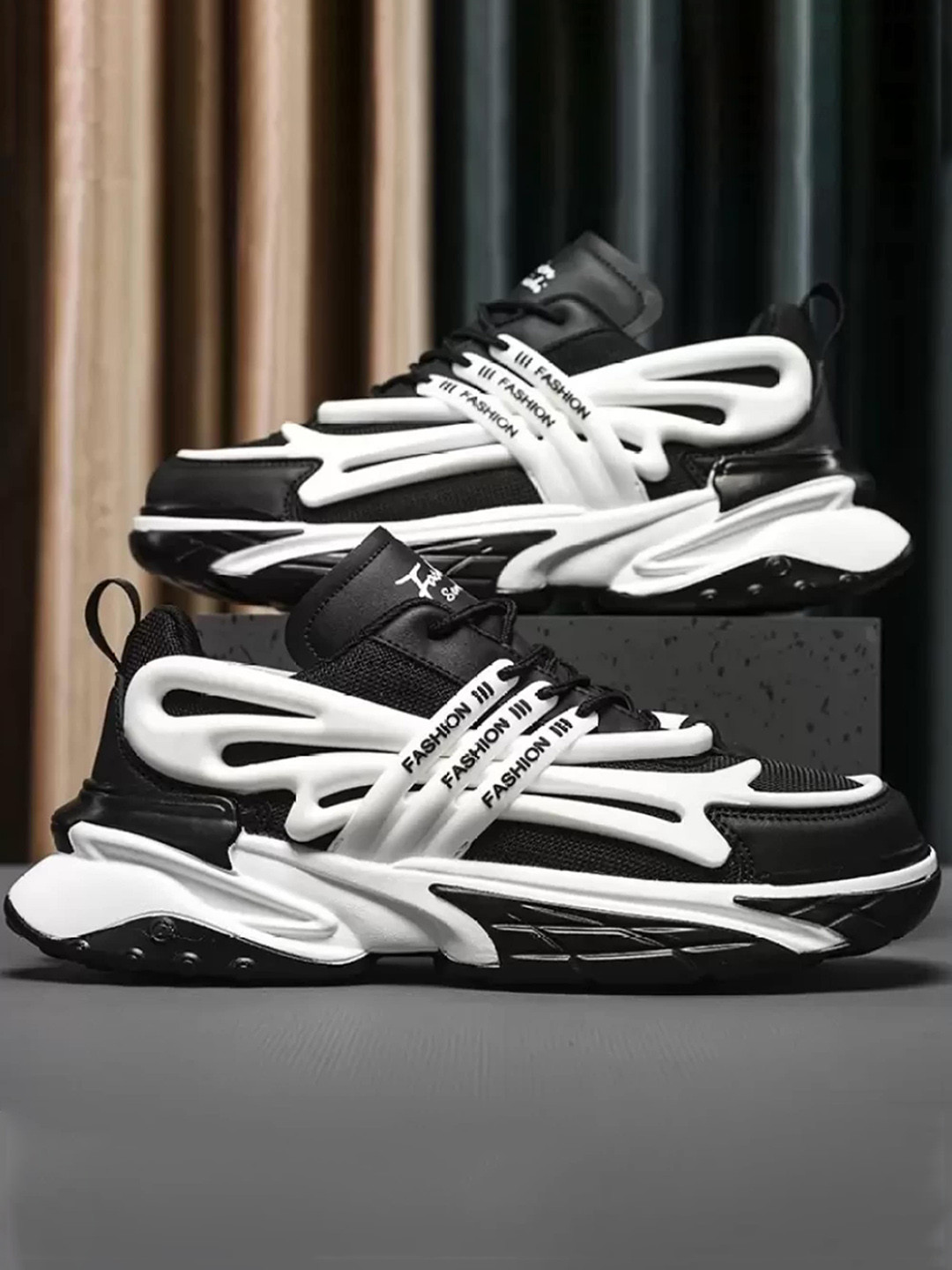 

Valin Fox Men Colourblocked Lightweight Sneakers, Black