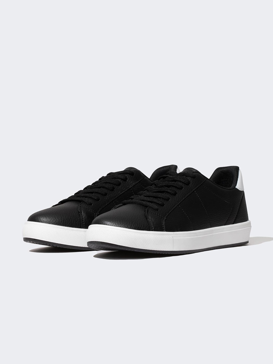 

DeFacto Men Textured Contrast Sole Sneakers, Black