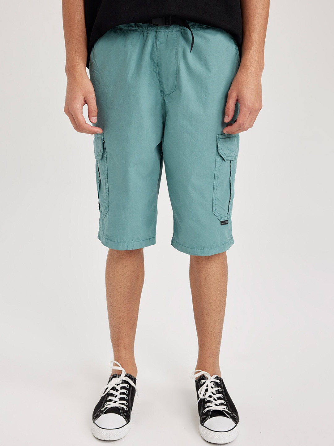 

DeFacto Men Mid-Rise Pocket Cotton Shorts, Green