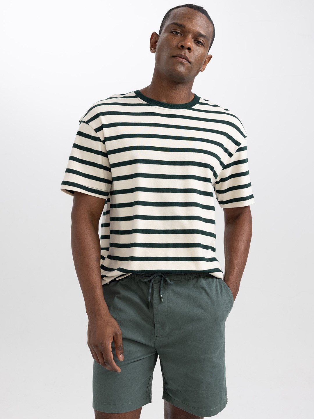 

DeFacto Men Mid Rise Pure Cotton Shorts, Green