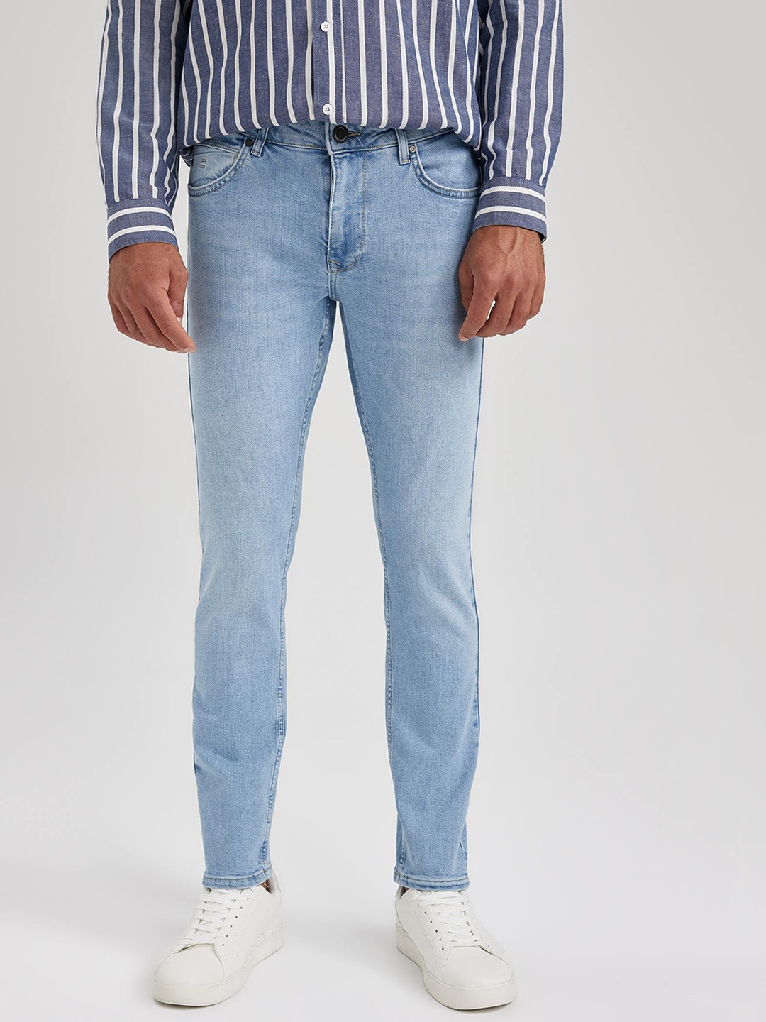 

DeFacto Men Mid Rise Faded Clean Look Stretchable Cotton Jean, Na