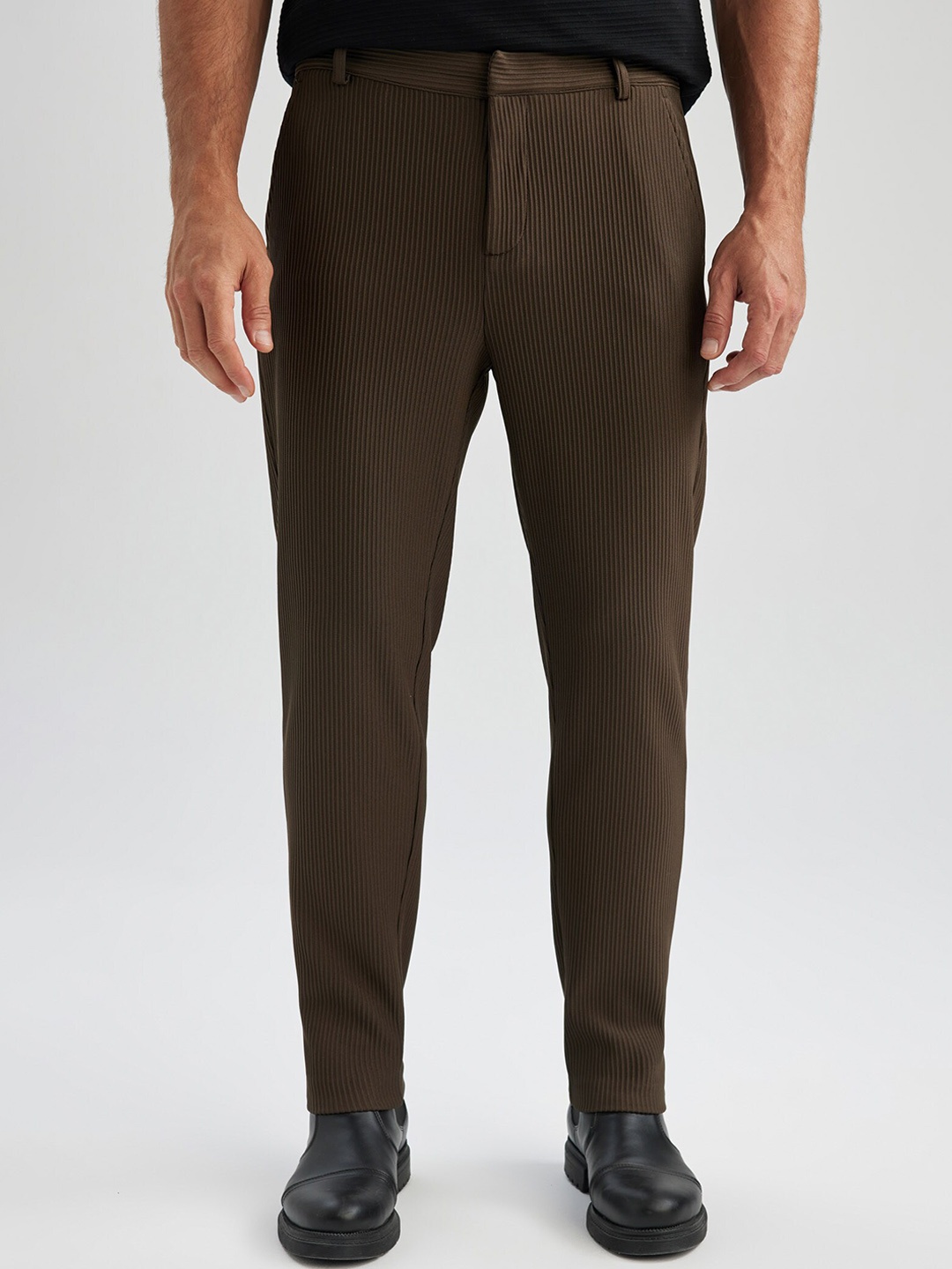 

DeFacto Men Striped Mid Rise Regular Trousers, Brown