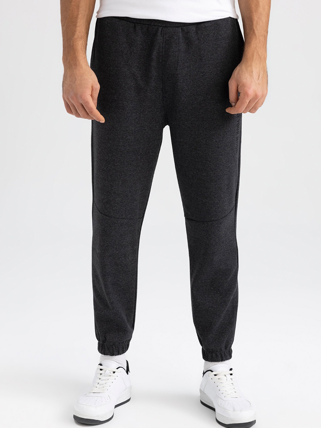 

DeFacto Men Flat-Front Mid-Rise Trousers, Black