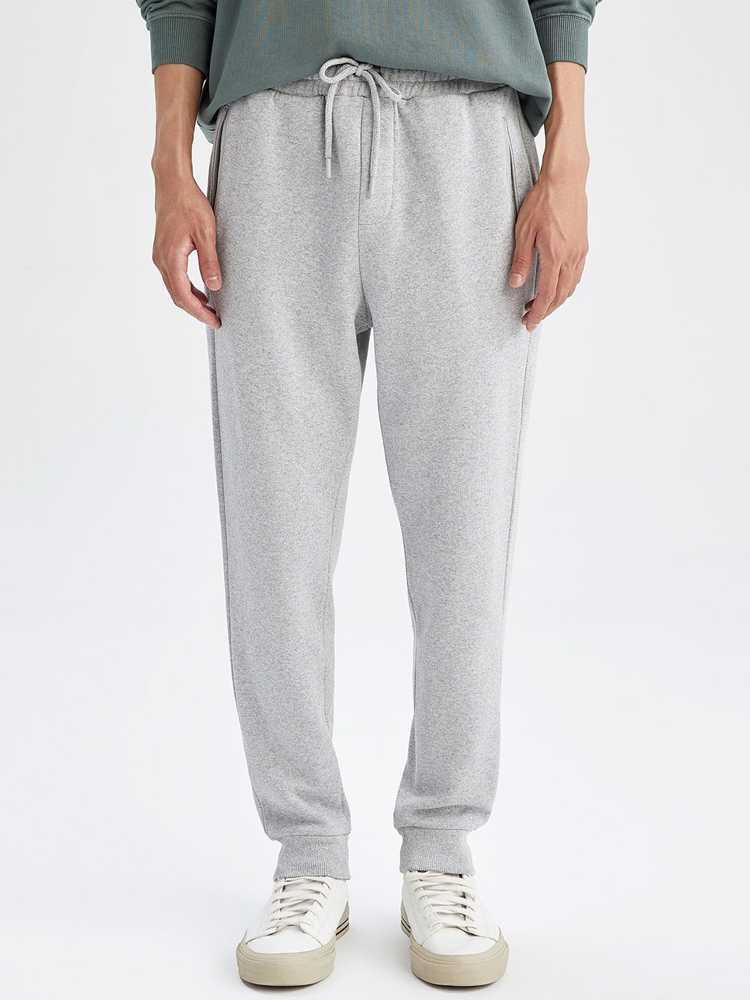 

DeFacto Men Regular Fit Mid-Rise Joggers, Grey