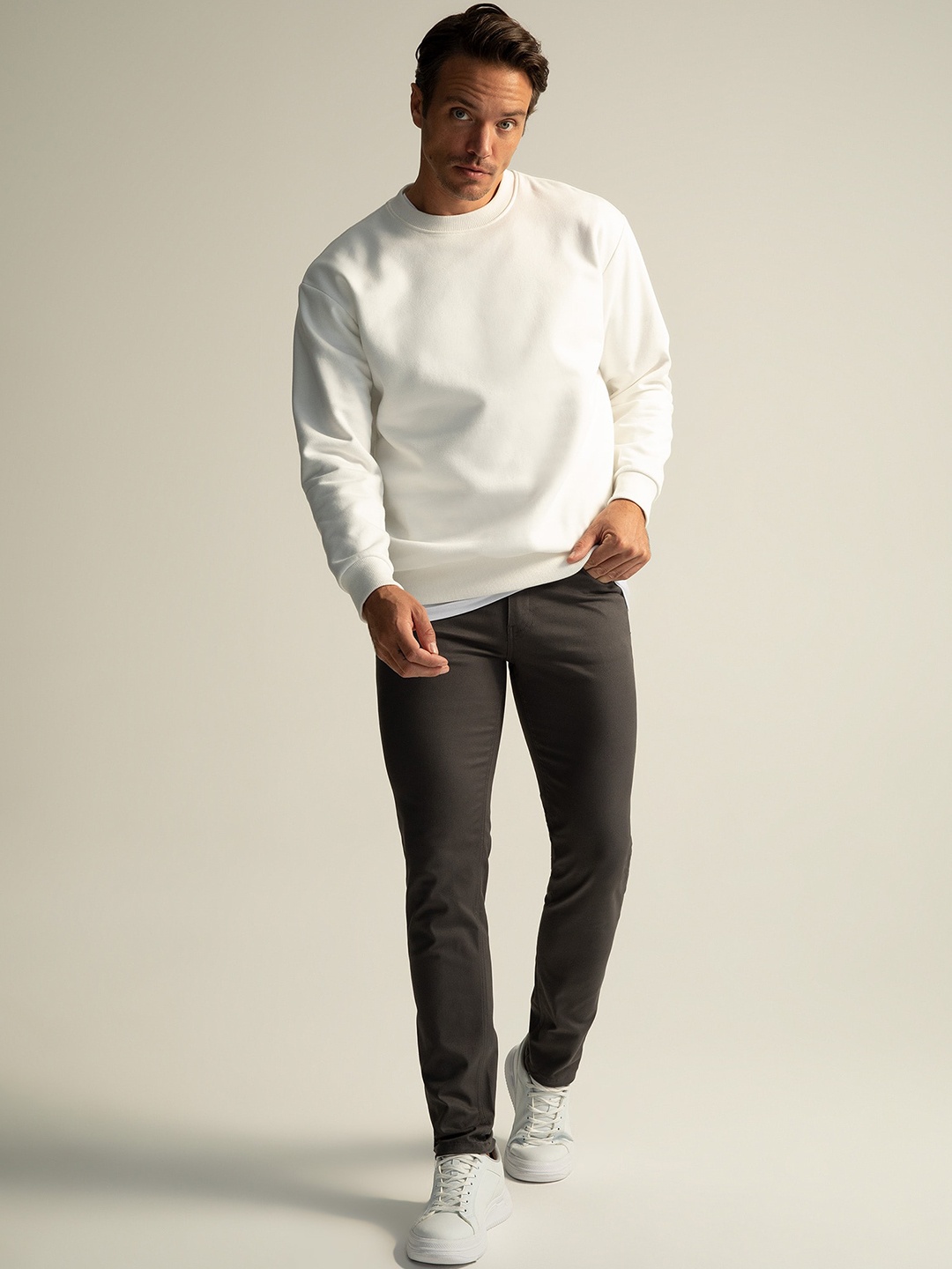 

DeFacto Men Regular Fit Mid-Rise Chinos, Grey