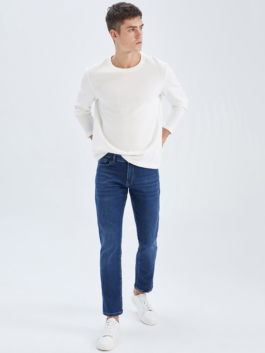 

DeFacto Men Mid Rise Light Fade Stretchable Jeans, Na