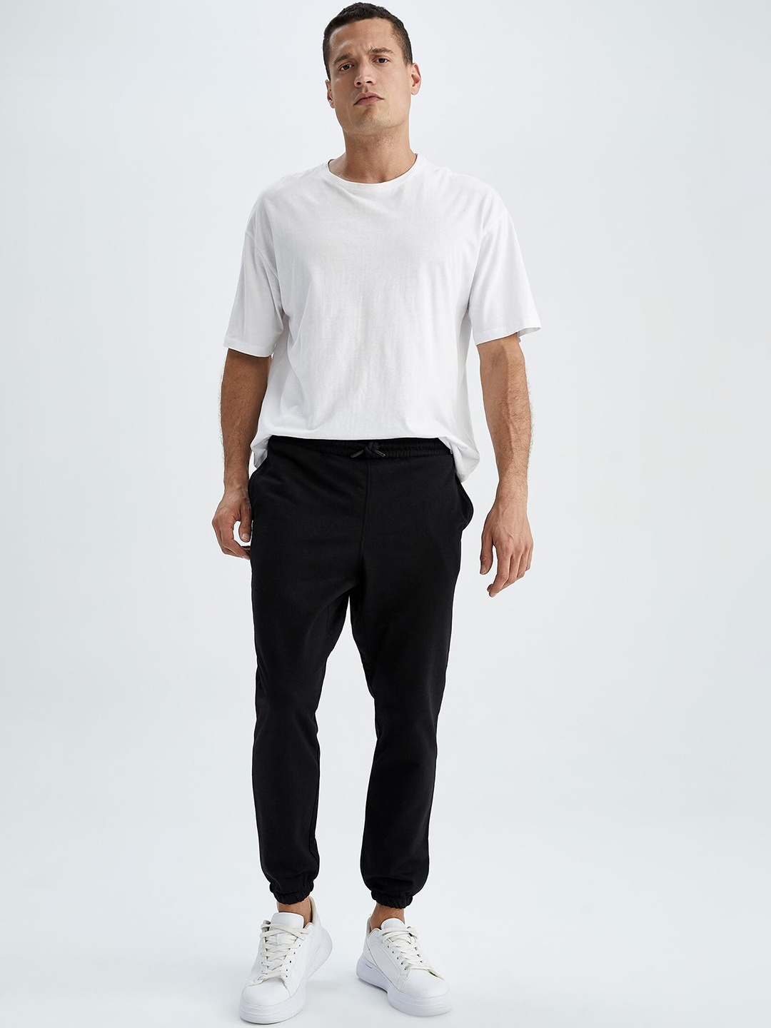 

DeFacto Men Mid Rise Plain Joggers, Black