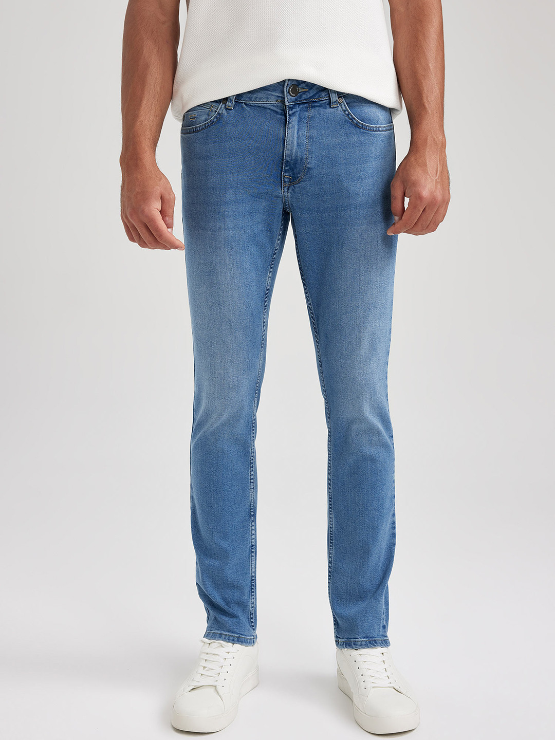 

DeFacto Men Mid-Rise Light Fade Stretchable Jeans, Na