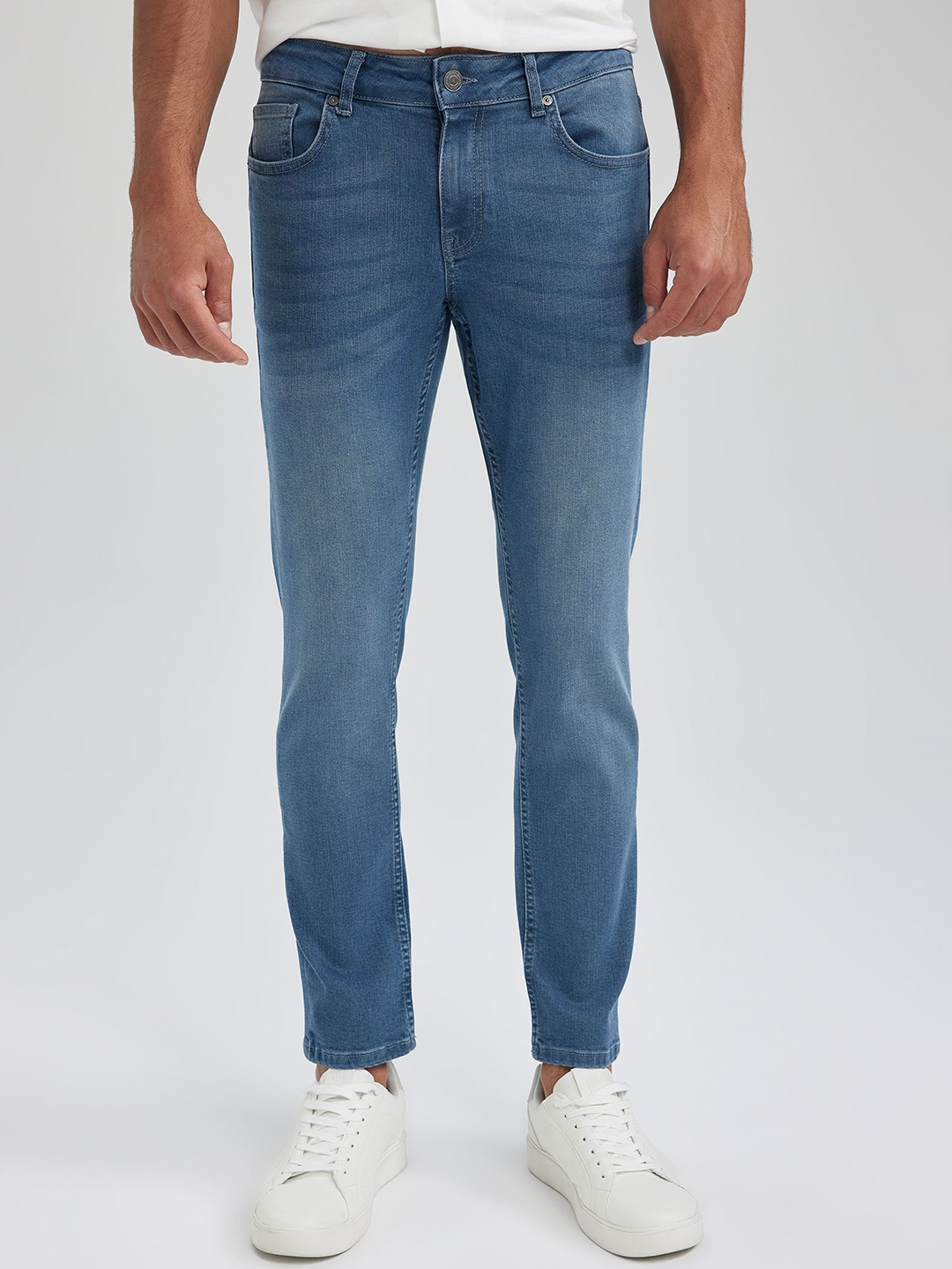 

DeFacto Men Mid Rise Clean Look Light Fade Stretchable Jeans, Blue