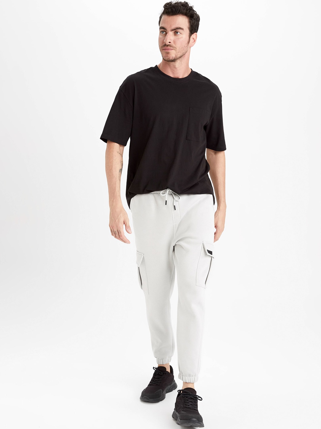 

DeFacto Men Mid-Rise Pocket Detailing Cargos Cotton Trousers, White
