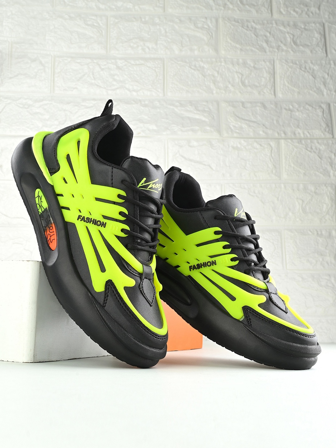 

knoos Men Colourblocked Lightweight Sneakers, Black
