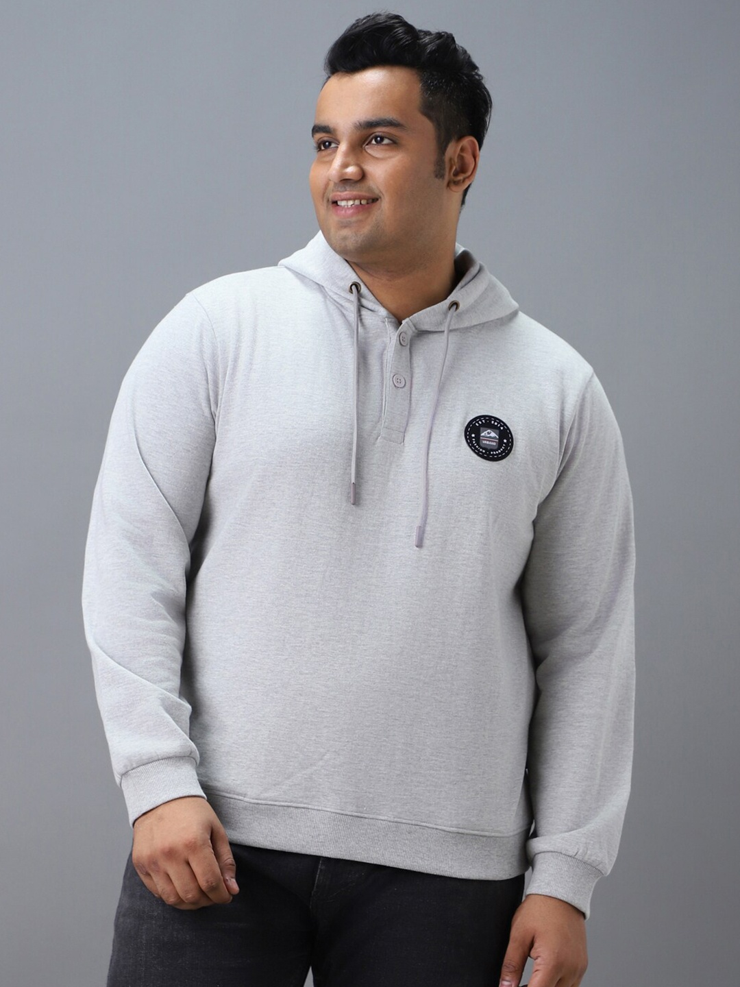 

Urbano Plus Men Solid Applique Hooded Sweatshirt, Grey