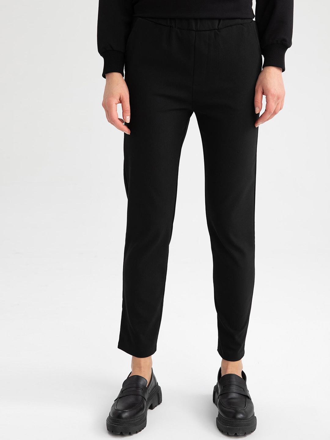 

DeFacto Women Mid Rise Plain Trousers, Black