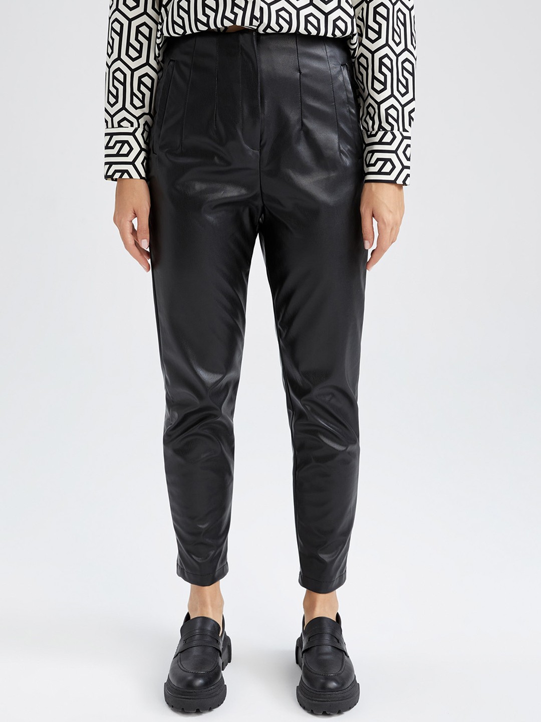 

DeFacto Women Mid-Rise Pleated Trousers, Black