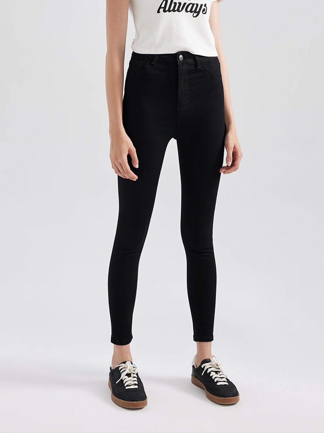 

DeFacto Women Mid-Rise Slip-On Trousers, Black