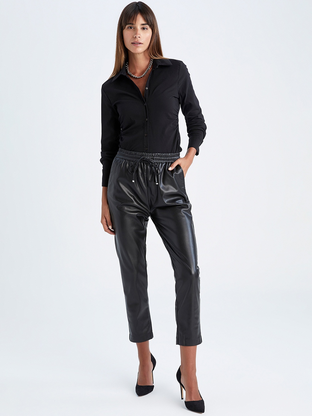 

DeFacto Women Mid-Rise Cropped Trousers, Black