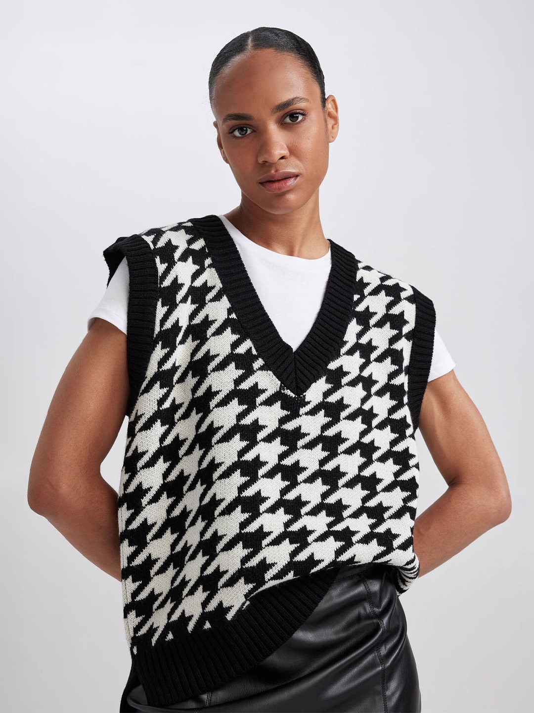 

DeFacto Geometric Printed V-Neck Sleeveless Acrylic Sweater Vest, Black