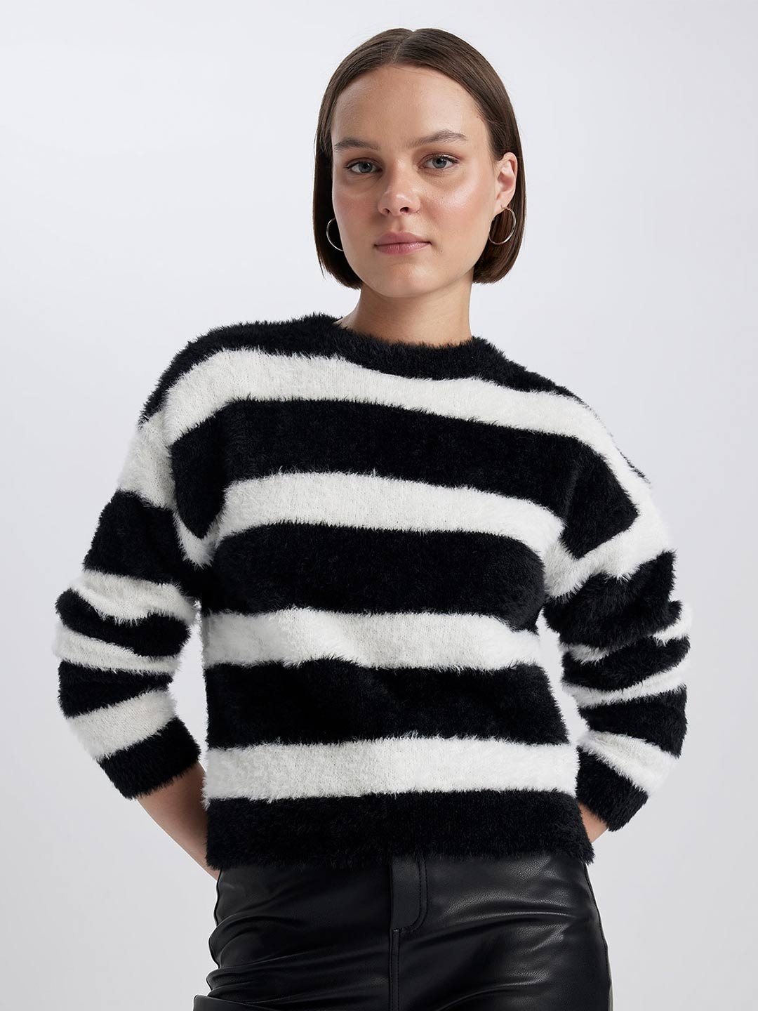 

DeFacto Colourblocked Pullover, Black