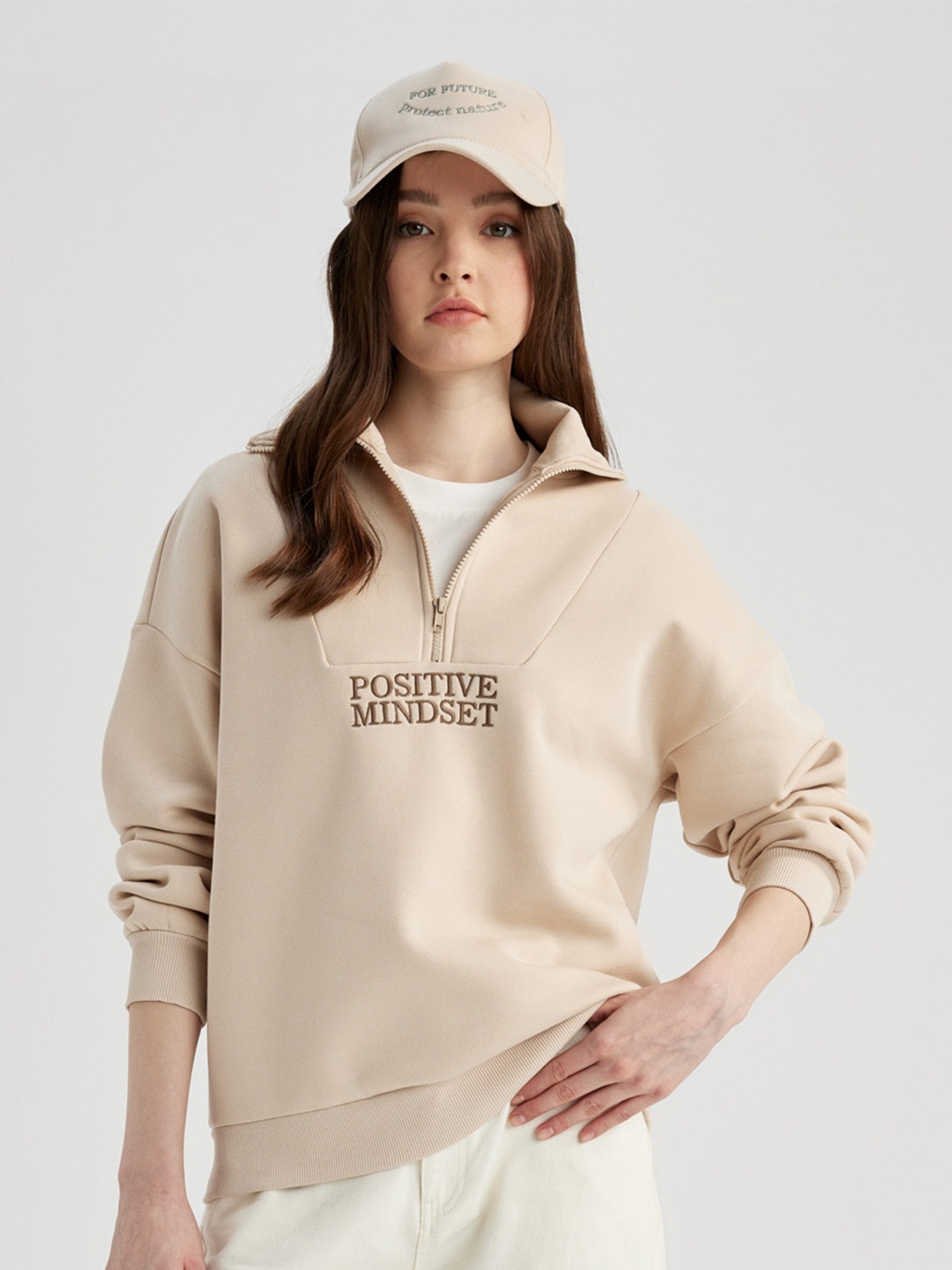 

DeFacto Mock Collar Embroidered Pullover Sweatshirt, Beige
