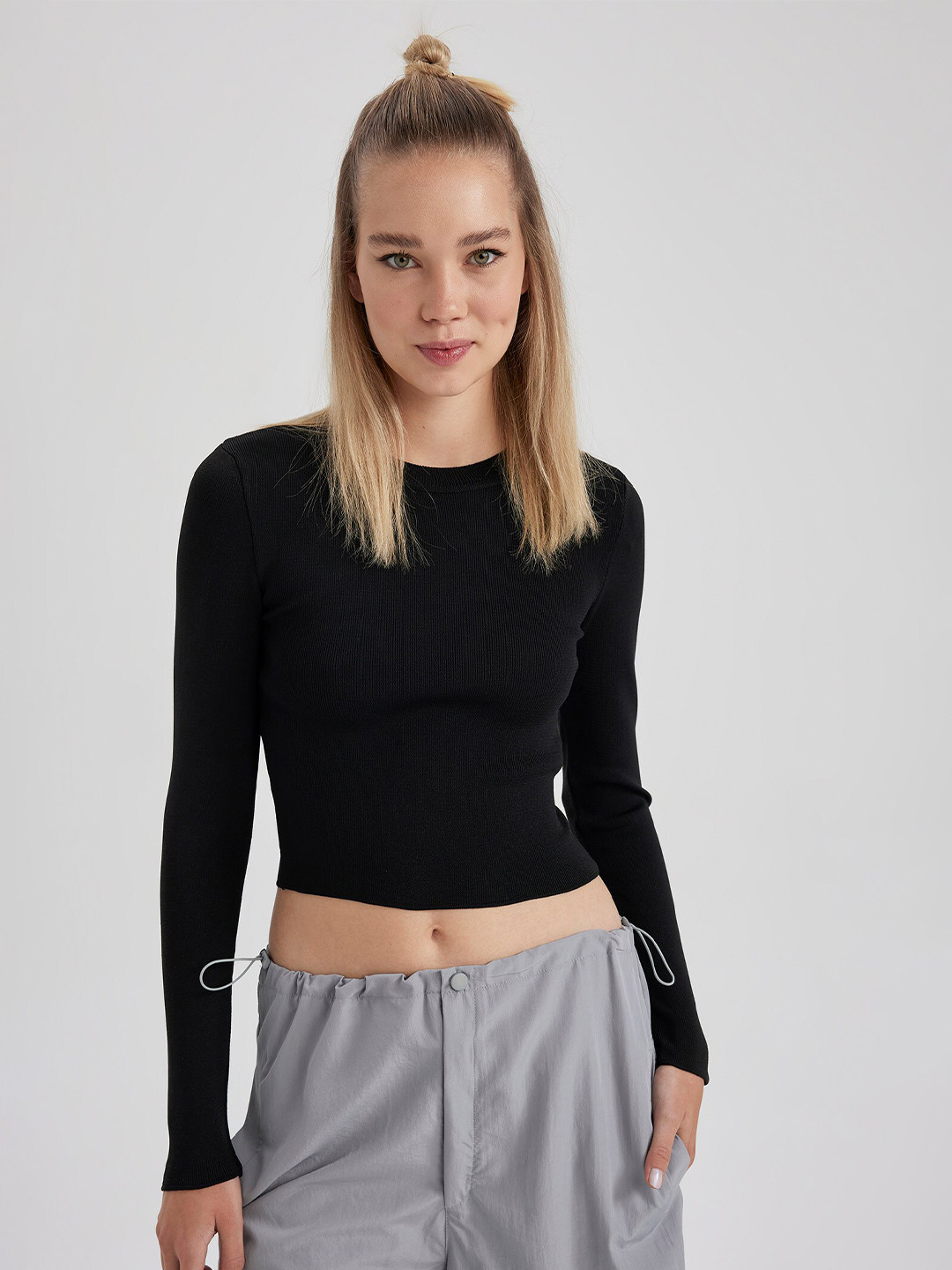 

DeFacto Ribbed Crop Pullover, Black