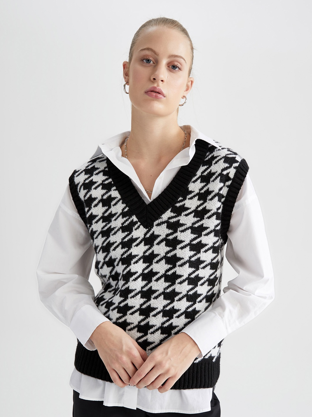 

DeFacto Houndstooth Printed V-Neck Sweater Vest, White