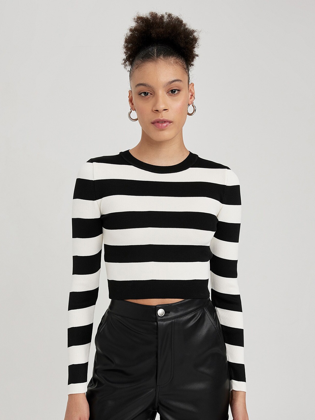 

DeFacto Horizontal Striped Fitted Crop Top, Black