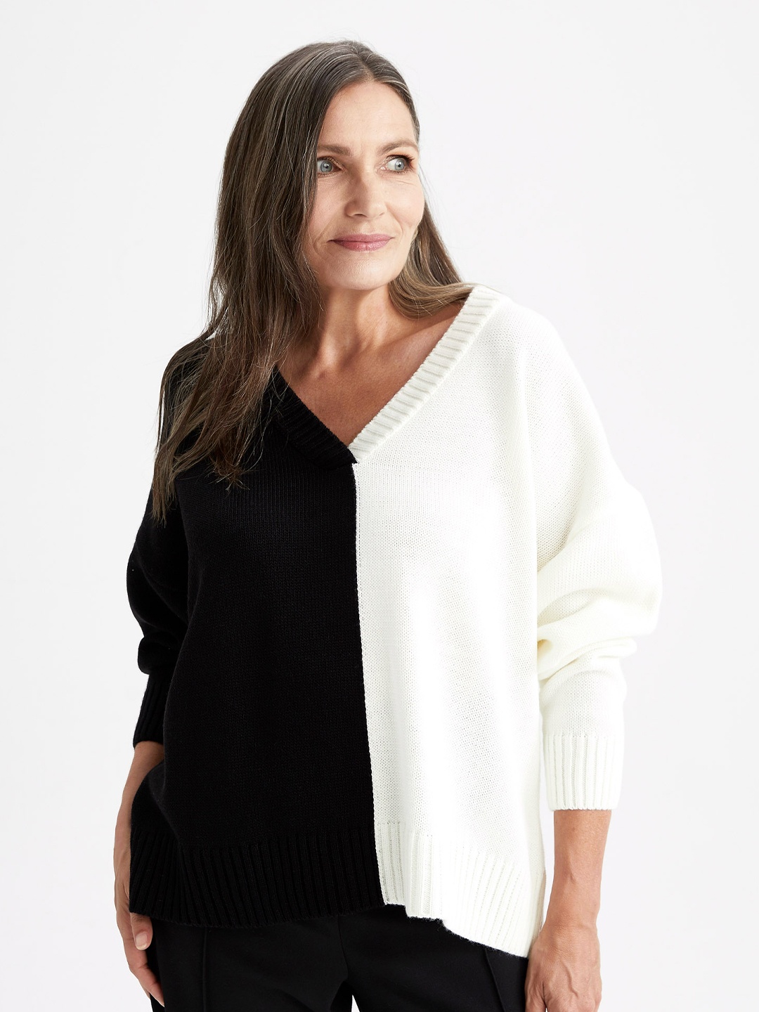 

DeFacto V-Neck Colourblocked Pullover, Black