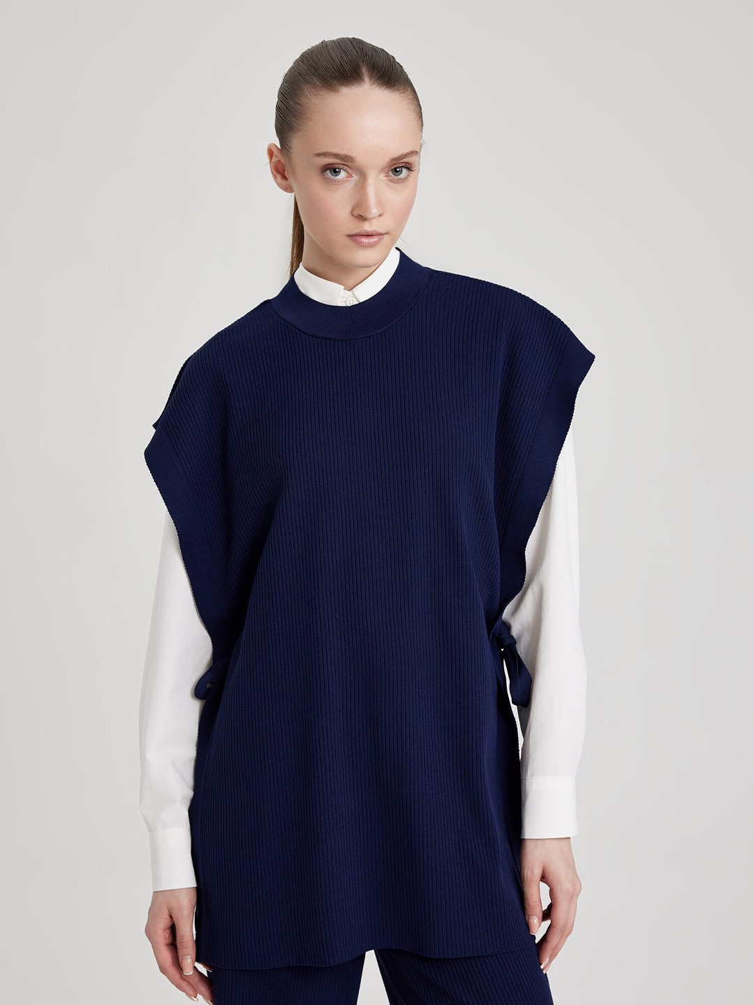

DeFacto Round Neck Extended Sleeve Sweater Vest, Navy blue