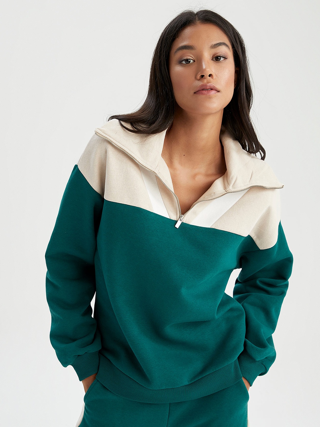 

DeFacto Women Green Colourblocked Sweatshirt