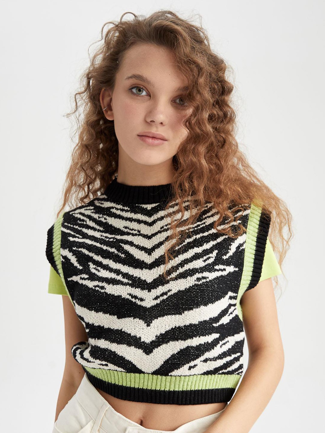 

DeFacto Animal Printed Mock Collar Crop Sweater Vest, Black